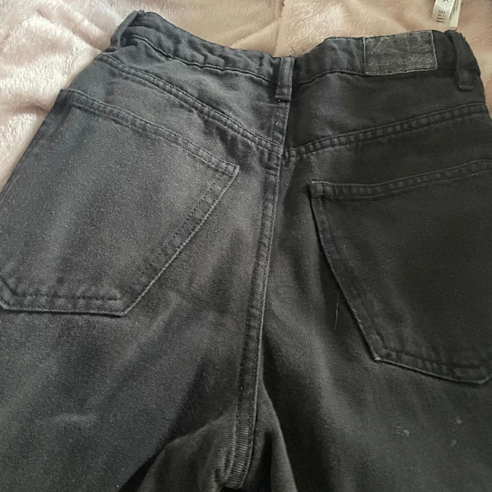 Säljer dessa jeans från Gina i storlek 32, midwaist och raka. Endast slitage på lappen annars i fint skick. . Jeans & Byxor.