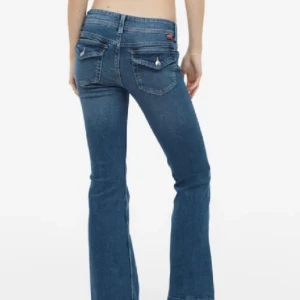 Lågmidjade jeans  - Säljer dessa så sjukt snygga lågmidjade jeansen från hm då dom inte kommer till användning🥰 super fint skick, (kontakta för fler bilder)💞