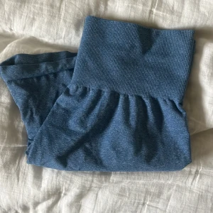 Nvgtn shorts  - Slate Blue Pro Seamless Shorts, dom är i bra skick i storlek S knappt använda. Otroligt fin färg 