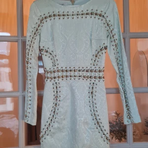 House of CB - Mintgrön klänning med gulddetaljer.  Aldrig använd.