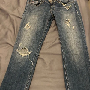 Lågmidjade jeans - Säljer mina lågmidjade Hollister jeans då de är för små på mig och inte kommer till användning! Köpte för 200 kr på sellpy och säljer för 100 kr, storlek 27/31💕