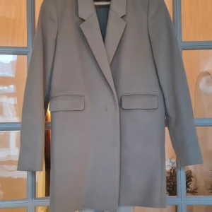 Kappa, Hugo Boss - Oversized beige kappa från Hugo Boss.   Mycket gott skick.   Material: Ull & kashmir. 