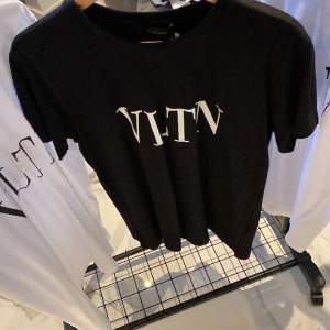 Valentino t-shirt säljs pga lagret måste ut för att vi får nya kläder efter nyår
