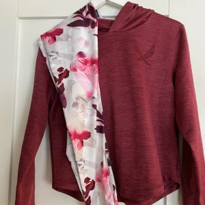 Träningsset - Säljer dessa träningstights och träningströja för 150 kr tillsammans, bra skick❤️