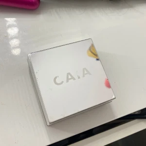 Caia setting powder🤩 - Caias setting powder i färgen honey matte, knappt använd då de inte är min färg. Bokstäverna på locket har försvunnit lite då det legat i min låda🩷