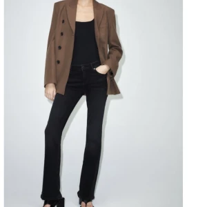 Zara low waist bootcut - nästan helt oanvända svarta bootcut jeans från zara. Är 168. 