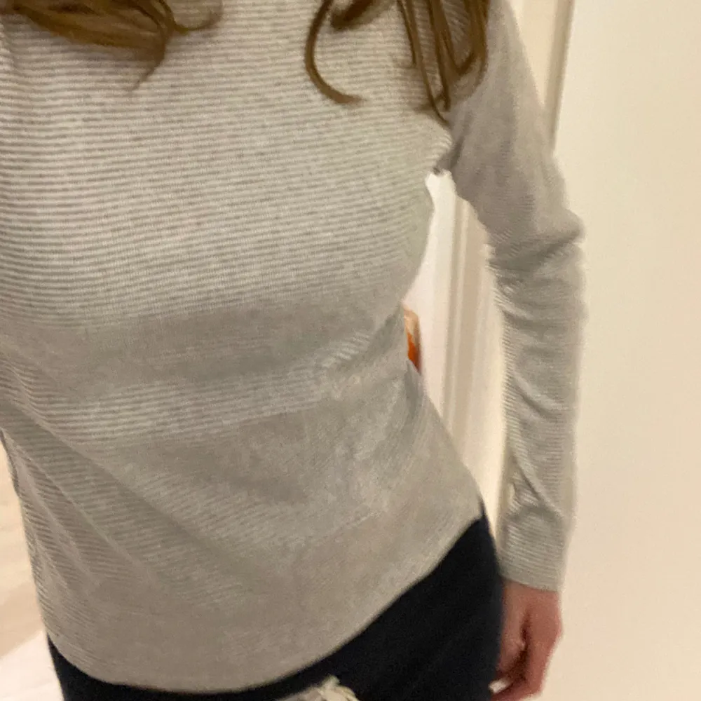 Så söt randig, långärmad tröja från Brandy Melville!😊💞Onesize men sitter som xs. Inga tecken på användning. Hör av dig om du har några frågor!😊💞🪩. Tröjor & Koftor.