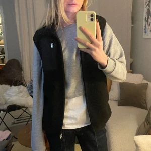 Teddyväst - Fin teddyväst som passar perfekt att ha över tjocktröja!!