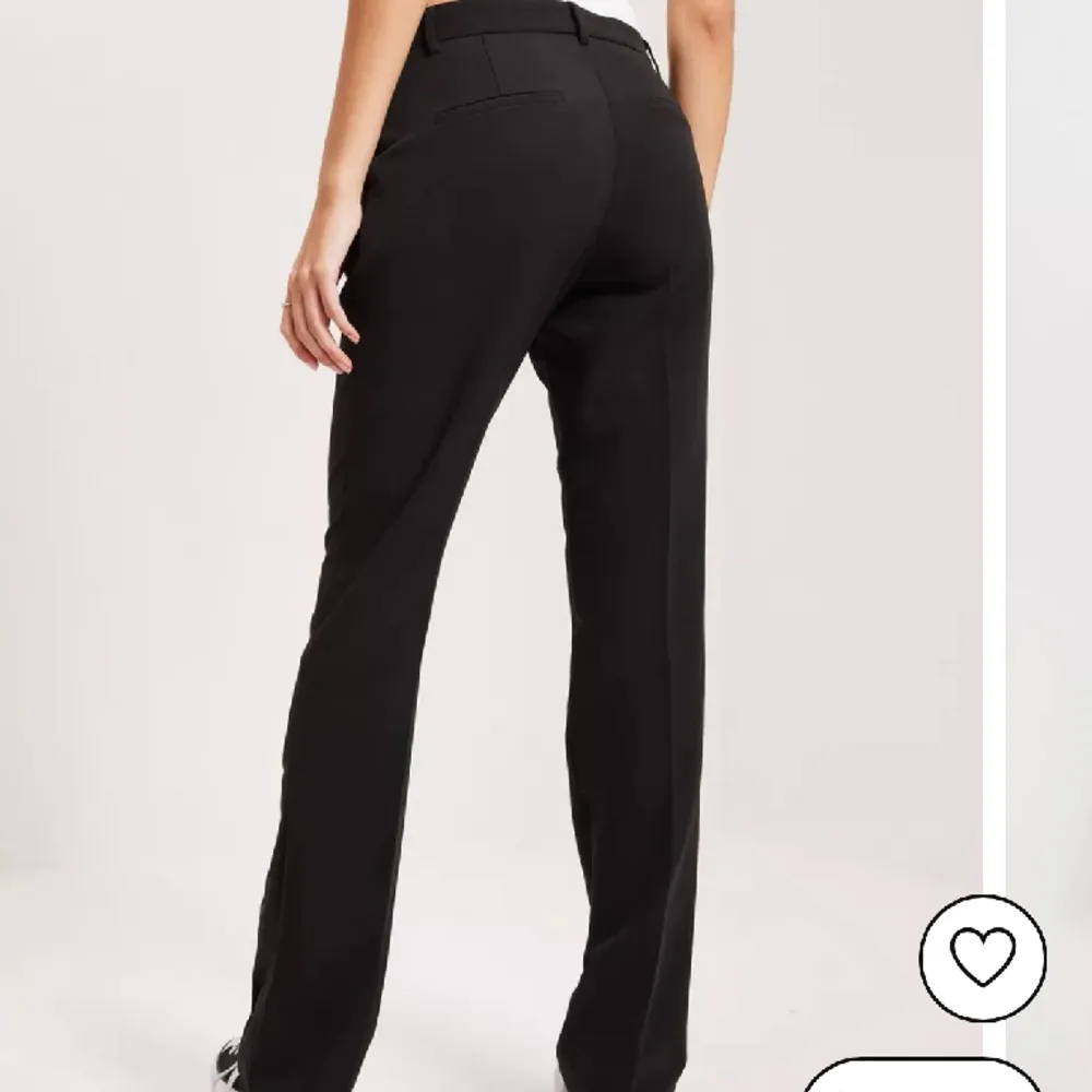 säljer mina neo noir kostymbyxor köpta för 700kr säljer för 300kr, kom privat för bilder💕. Jeans & Byxor.