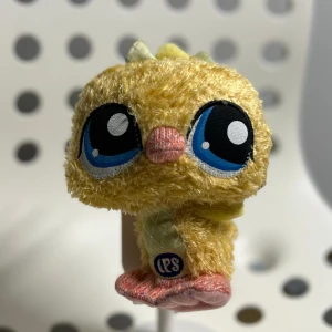 Littlest Pet shop gosedjur  - Lps gosedjur i den mindre storleken, från 2009. Lite ljusare gul i verkligheten. Använd köp nu. Garanterad snabb postning. Kan fixa paketpris vid köp av fler lps gosedjur 
