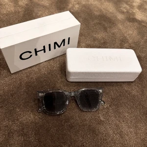 Chimi 04 grey - Säljer nu dessa snygga och somriga chimi 04 i färgen grey, dem köptes på Nk i Stockholm i somras och har använts väldigt sällan sedan dess, köpte dem för 1200 men jag säljer för endast 699kr, glasögonen är hela och rena och har inga repor!!