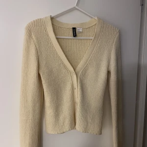 Gul stickad kofta  - Söt stickad cardigan från HM. Bara använd en gång. Storlek M. 