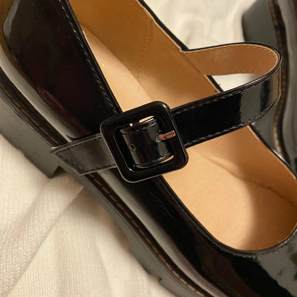Mary Jane liknande skor i nyskick, köpta på lightinthebox för 350kr. Skorna är jätte fina och i bra kvalite, bara inte min stil längre! Jag har storlek 39 men dem är ganska rymmliga😁Skriv om du har frågor och använd gärna köp nu!. Skor.