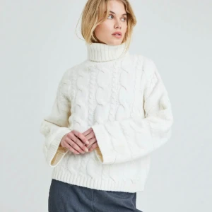 Stickad tröja  - Supermysig kabelstickad tröja ifrån Bikbok, storlek s. Helt slutsåld!