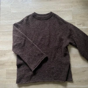 Stickad tröja  - Stickad brun tröja näst intill aldrig använd 