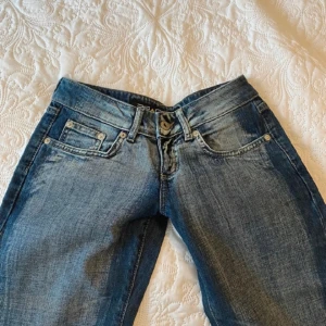 low waist  - de är helt nya, köpte de länge sen o de passar inte så har inga bilder där jag kan visa, köpte för 600kr säljer de i 400kr