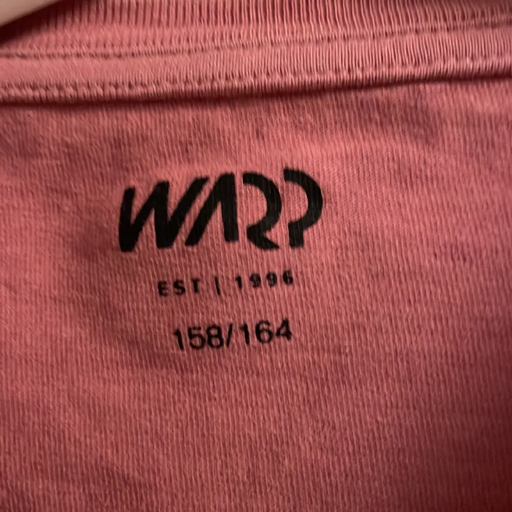 Fet mörkrosa t-shirt från Warp. Storlek XS. Köp flera varor för skyssta paketpris!. T-shirts.