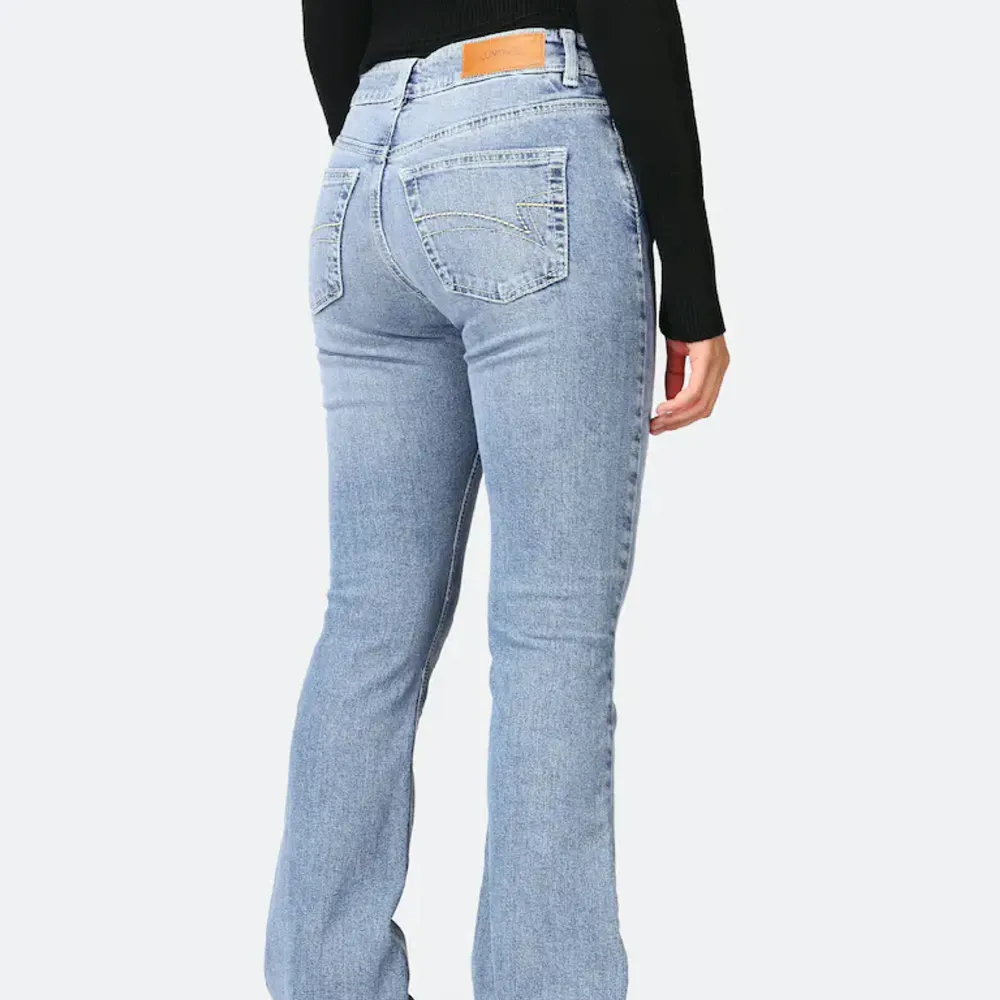 Säljer mina lågmidjade bootcut jeans med detaljer på fickorna då de inte kommer till användning längre. De är endast använda ett fåtal gånger och är i super fint skick!💕. Jeans & Byxor.