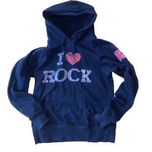 Säljer denna jätte fina I ❤️ rock hoodien, köpt här på Plick och den är sparsamt använd ❤️köpt för 500kr