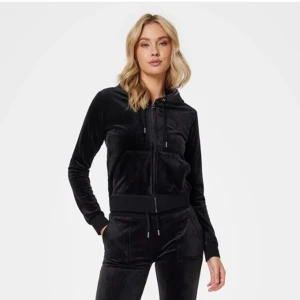 Juicy tröja L - Fick tröjan i julklapp och tog av prislappen. Förstod att det då inte gick att lämna tillbaka till butiken. Inköpt på Raglady. Lapp finns och kvitto finns! Nypris 1299:-