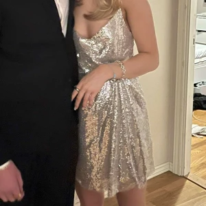 Nyårsklänning - Säljer världens finaste nyårsklänning jag använd vid två tillfällen (de två senaste nyårsaftons) 😍älskar den, men känner att den gjort sitt! Är från Zara i storlek S. Jättefint skick! Kan mötas upp i Stockholm eller frakta redan imorgon 🥰