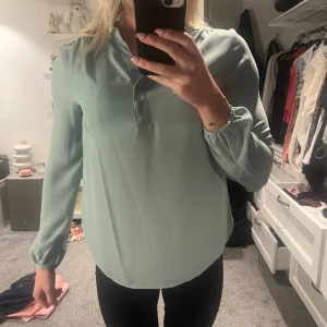 Blus - Turkos blus från jyothi. Använd enstaka gånger. Säljer på grund av för liten.