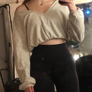 Croppad tröja  - Croppas tröja i riktigt mjukt material.  Storlek S men passar även M