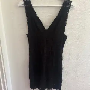 Kort svart spetsklänning från RebeccaStella i strl:M  Jättefin att ha nu inför nyår 