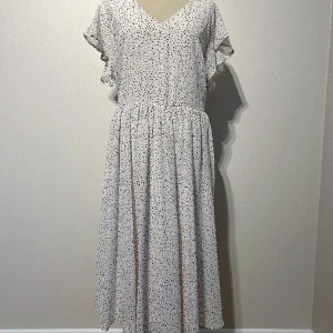 Ida Sjösdtet klänning - Vacker klänning från Ida Sjöstedt Knytband i nacken Storlek 48