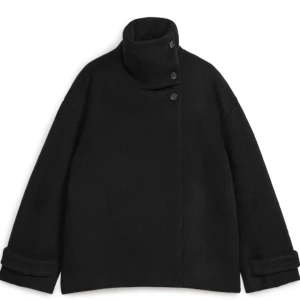 Svart oversized ullkappa från Arket  - Säljer denna ursnygga ullkappan från arket i storlek 36. Jag sälder den då den inte längre kommer till någon användning. Där du intresserad så tveka inte att höra av dig. Jag kan tänka mig att sälja för billigare vid snabb affär🥰💕❣️💕💕