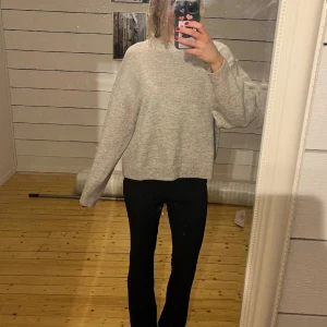 Stickad tröja - Grå/beige jättefin stickad tröja från h&m. Har tyvärr för många stickade så måste rensa💔💔