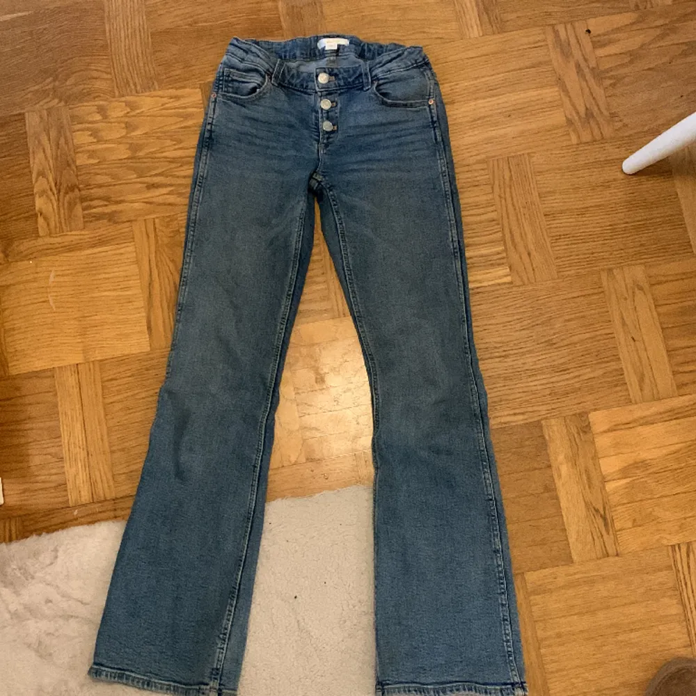 Jag säljer dessa bootcut low waist jeansen från Gina Tricot, i storlek 152. Jeansen kommer tyvärr inte till så mycket användning, men är i väldigt bra skick!❣️. Jeans & Byxor.