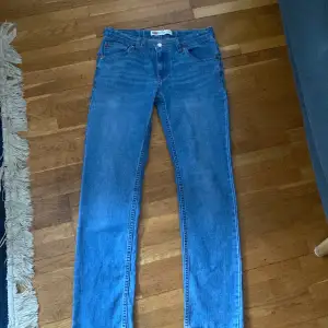 Levis jeans i pass formen slim. dock så har levi strauss märket börja åka av. hör av er vid frågor