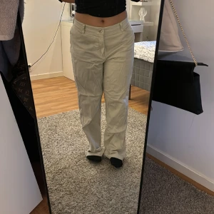 Lee beige loose fit byxor - Strl 42 (men har större passform)  Beige loose fit byxor Normal längd