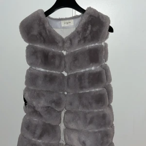 Faux due pälsväst grå - Nyskick faux fur grå pälsväst