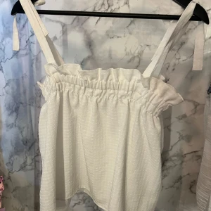 Topp  - Topp från H&M i storlek S. Stretchig och går att reglerar axelbanden. 