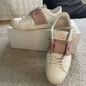 Valentino skor - Köpta begagnat för 2500kr säljer för 1500kr, kan ej garantera att dom är äkta. Inköpta jul 2023 och använda några få gånger💞