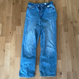 Loose, straight, high wasted jeans - JÄTTE snygga och skön högmidjade, utsvängda jeans från H&M i st 34 och passar mig som är i längd 162 cm. Säljer då de inte kommer till användning. Köp direkt du kommer inte ångra dig och hör av dig om du har några frågor🥰