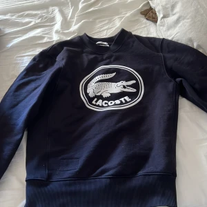 Lacoste tröja - Jag säljer min Lacoste tröja eftersom den blivit för liten, inga fläckar eller defekter på den. Topp skick!
