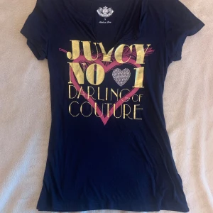 Juicy couture tröja  - Gullig juicy couture tröja, kommer i bra skick, har en liten skada längst ner men den syns knappt💞