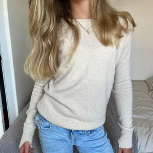 Soft Goat finstickad kashmirtröja - Så gosig kashmirtröja från Soft Goat i storlek S, modellen ”Fitted O-Neck”, som tyvärr inte kommer till användning. Använd någon enstaka gång och är därav i mycket fint skick! 🩷 Nypris cirka 1900 kr. 