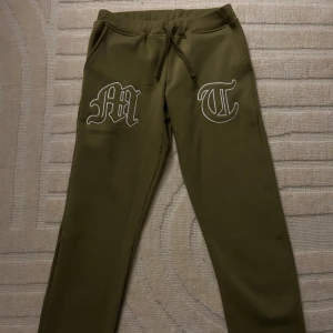 Tuttolente Joggers - Olivgröna tuttolente joggers i nyskick, endast testade. Storlek S, kommer i originell förpackning.  Meetup i Stockholm eller Jakobsberg är möjligt.