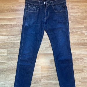Replay Anbass - Tjena ! Nu säljer vi dessa jeans ifrån märket replay i modell anbass (slimfit) i storlek 33X30. Denna modell är hyperflex med strech för mer komfort. Det finns tecken på användning med 2 defekter. Nypris=1800, vårat pris=349. Skriv privat för frågor