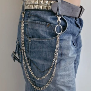 Kedja/ halsband - Cool kedja som kan bäras både på skärpet eller som halbsand 🖤 Knappt använd, i fint skick.   Hör gärna av er vid frågor :)