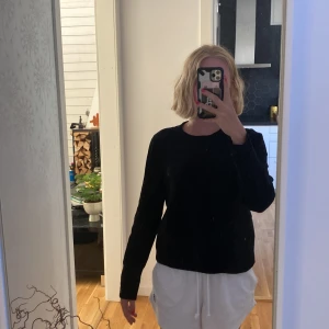 Ribbad svart tröja  - Mycket bra skicka, skön att ha på sig 