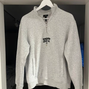Grå half zip tröja från H&M - Grå half zip tröja från H&M. Skick 10/10, använd en gång. Storlek S men lite oversized.