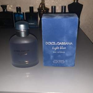 Tja! Jag säljer min dolce&gabbana parfym då jag sparar pengar. Det är ca 90-95 ml kvar av 100. Den är väldigt fräsch och luktar väldigt mycket citrus, den kommer med boxen. Vid fundering hör av dig, pris kan diskuteras☺️ jag byter gärna också!