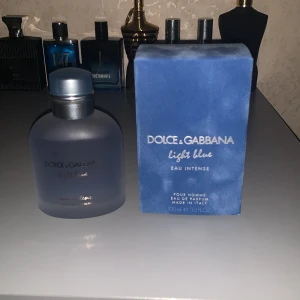 Dolce&gabbana - Tja! Jag säljer min dolce&gabbana parfym då jag sparar pengar. Det är ca 90-95 ml kvar av 100. Den är väldigt fräsch och luktar väldigt mycket citrus, den kommer med boxen. Vid fundering hör av dig, pris kan diskuteras☺️ jag byter gärna också!