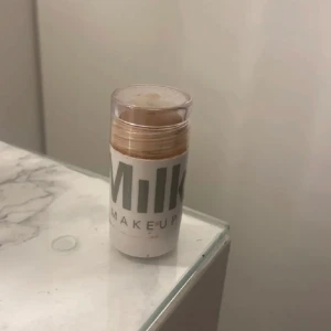 Milk stick - Både milk blsuhen och milk bronzern ingår i priset!!