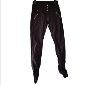 Äkta Floyd  - Aldrig använda.  Svårt att få rättvisa på bild. Färgen är brun,med resor vid benen. Otrolig stretch och hög midja W26/33  Nypris 1199:-